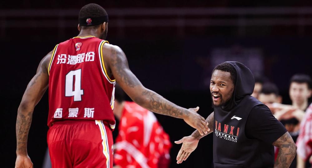 值得一提的是，NBA历史单赛季最长连败纪录是26连败，跨赛季则是28连败。